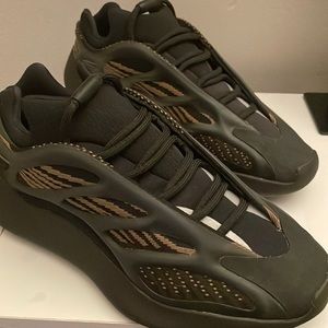 Yeezy 700 v3 “dark glow” sneakers size 7